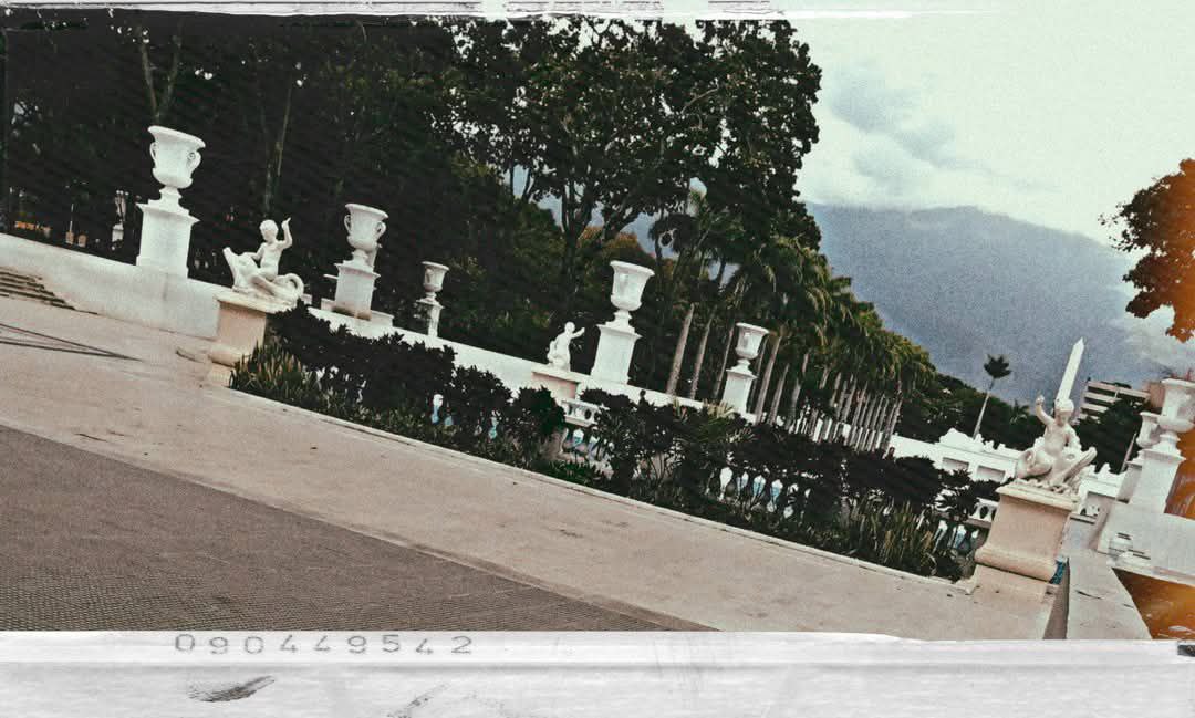 Paisaje urbano con estatuas de mármol y montaña al fondo