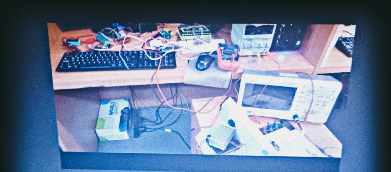 Laboratorio de electrónica con osciloscopio, multímetro, fuentes y cables