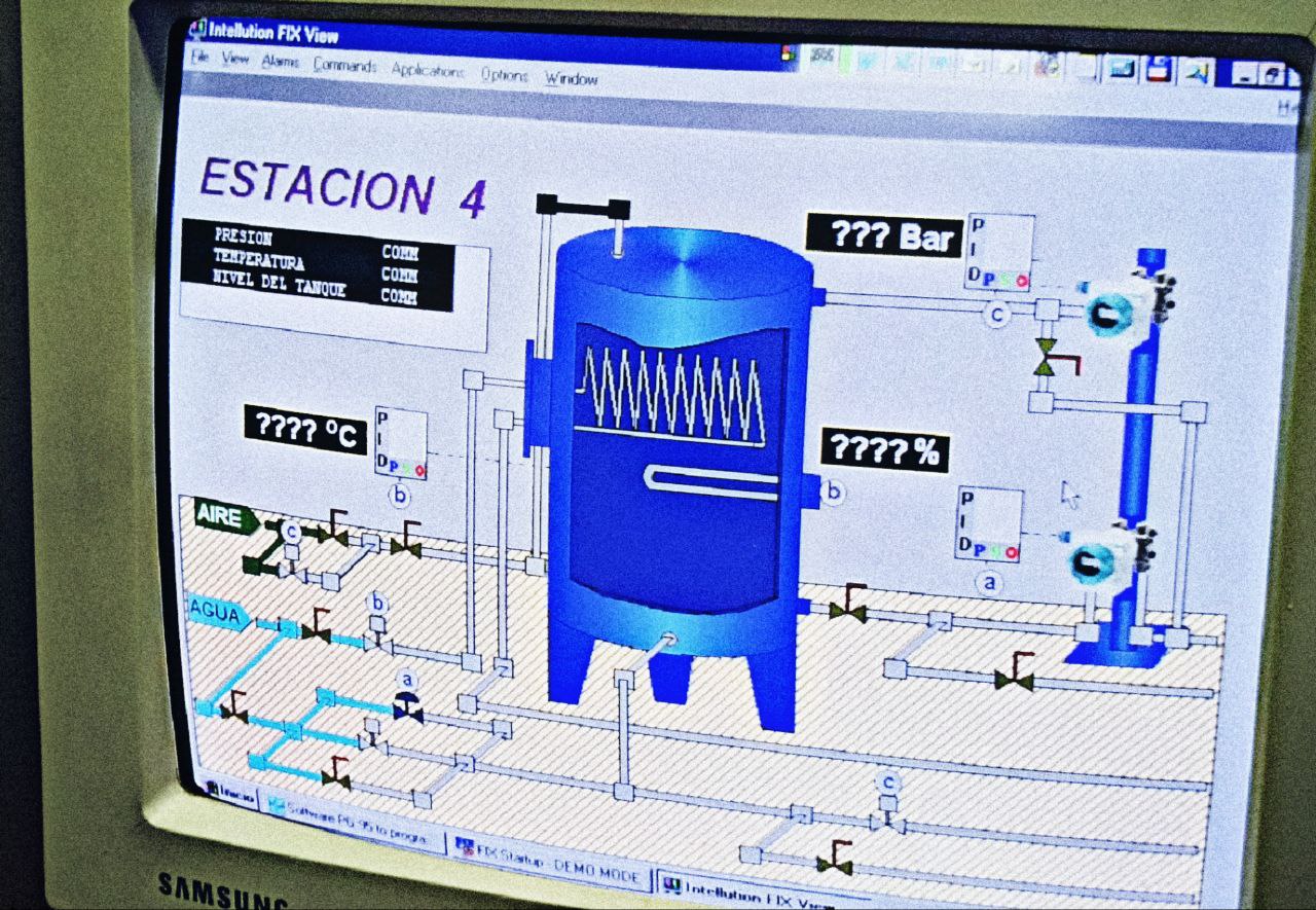 Monitor CRT mostrando software SCADA Intellution FIX View con pérdida de comunicación